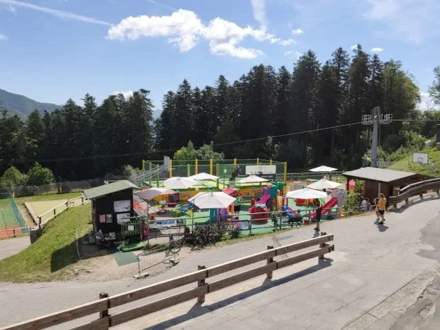 Parco giochi estivo con tappeti elastici Abetone