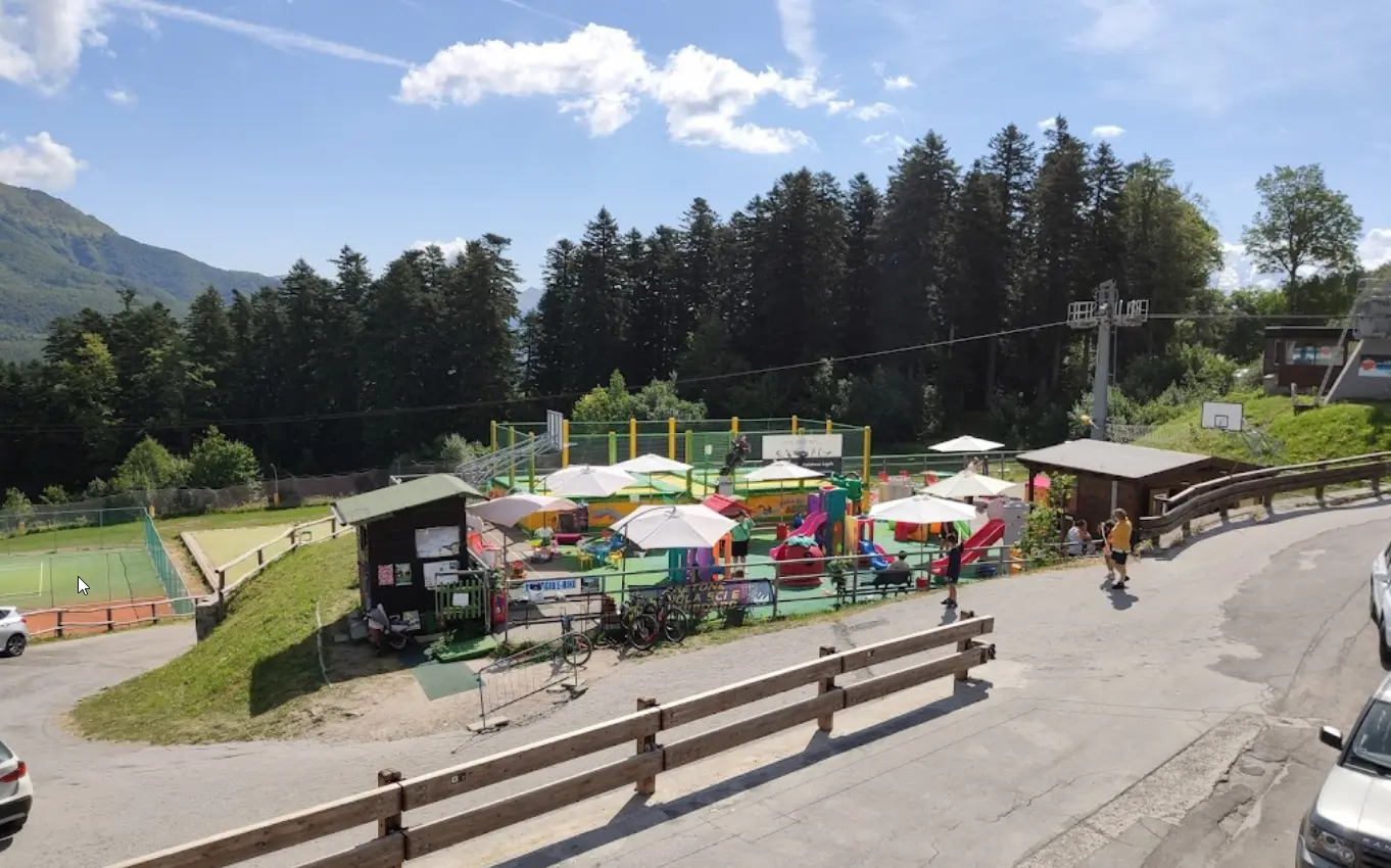 Parco giochi estivo con tappeti elastici Abetone